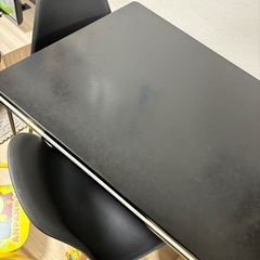 ダイニングテーブルの画像