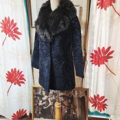 ◎Fiancess(フィアンセス) カルガンラム＆フォックスファー。艶やか上品なコート、いかがでしょうか？の画像