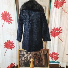 ◎Fiancess(フィアンセス) カルガンラム＆フォックスファー。艶やか上品なコート、いかがでしょうか？の画像