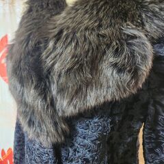 ◎Fiancess(フィアンセス) カルガンラム＆フォックスファー。艶やか上品なコート、いかがでしょうか？の画像