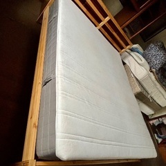 中古のクインサイズのベッドになります、の画像