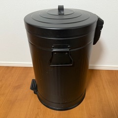ペダル式ゴミ箱 アブラック　おしゃれの画像