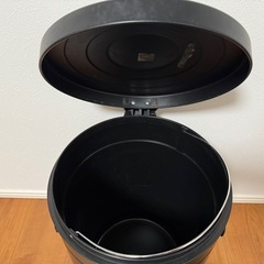 ペダル式ゴミ箱 アブラック　おしゃれの画像