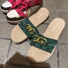 スニーカーとサンダルセットの画像