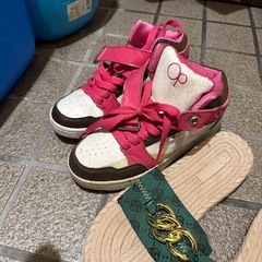 スニーカーとサンダルセットの画像