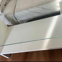 ホワイトガラステーブルの画像