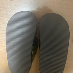 男の子サンダルとアルコールハンドジェルの画像