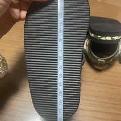 男の子サンダルとアルコールハンドジェルの画像