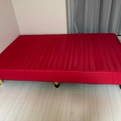 マットレス付きセミダブル、ベッド赤色の画像