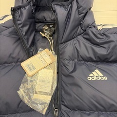 新品adidasダウンジャケットの画像