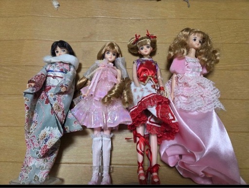 ジェニーちゃんドールセット 8体着せ替え服、スタンド付き　タカラ