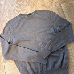 UNIQLOブラウンニットの画像