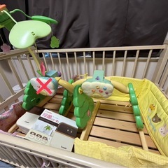 familiarベビーベッド、くまのプーさんへんしんメリー2つ、他の画像