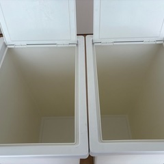 IKEAホワイトプラスチックごみ箱2個セットの画像