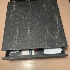 石目調のセンターテーブルの画像