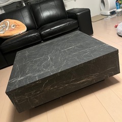 石目調のセンターテーブルの画像