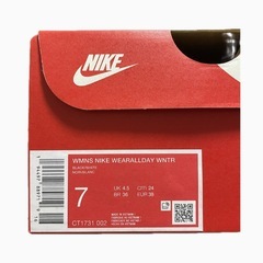【新品】　NIKE ウィメンズスニーカー 24㎝の画像
