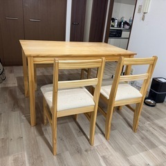 LOWYA ダイニングテーブルとチェア4点セットの画像