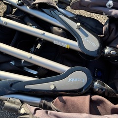 Combi 折りたたみ式ベビーカー ブラック　後ろのステップの画像