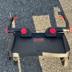 Combi 折りたたみ式ベビーカー ブラック　後ろのステップの画像