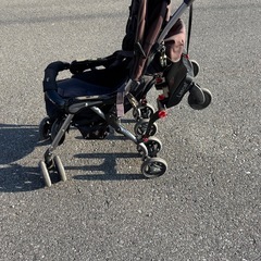 Combi 折りたたみ式ベビーカー ブラック　後ろのステップの画像