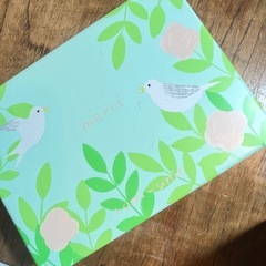 お茶とお菓子の美しい空き缶の画像