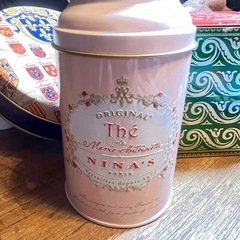 お茶とお菓子の美しい空き缶の画像