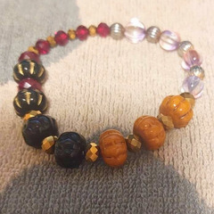 【四季の森フォレオ周辺】 ガラスビーズ ブレスレット 約16cm 赤／黒／ゴールド ハンドメイドの画像