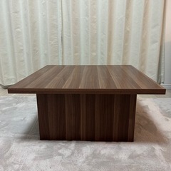 木のローテーブルの画像