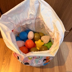 おもちゃ一式（トミカ、知育玩具、カラーボール）※トミカと知育玩具は、後日組み立てたものを改めて写真掲載いたします。の画像