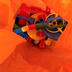 おもちゃ一式（トミカ、知育玩具、カラーボール）※トミカと知育玩具は、後日組み立てたものを改めて写真掲載いたします。の画像