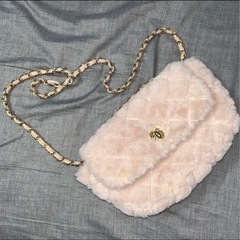 本日限定⚠️マジェスティックレゴン キルティングファーバッグの画像