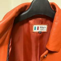 オレンジレザーコートの画像