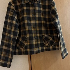 黒と黄色のはっきりとしたチェックのジャケット
の画像
