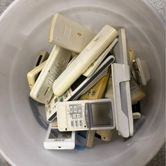エアコンのリモコン多数の画像