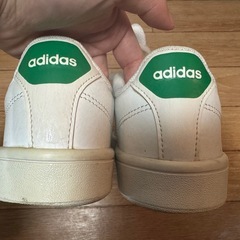 adidas  白スニーカー（22.5）の画像