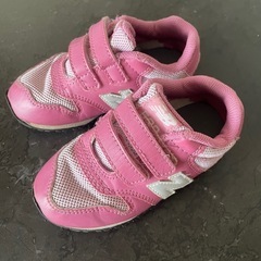 ニューバランス ピンクスニーカー 14cmの画像