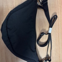 ④【ユニクロ】ラウンドウルトラミニショルダー　黒の画像