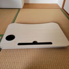 小型の折りたたみ式膝上テーブルの画像