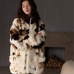 新品牛柄フリースジャケット・パンツパジャマの画像