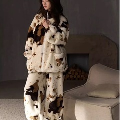 新品牛柄フリースジャケット・パンツパジャマの画像