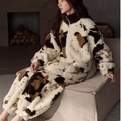 新品牛柄フリースジャケット・パンツパジャマの画像