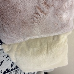 ニトリクッション（白、ピンクセット）の画像