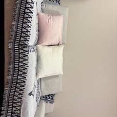 ニトリクッション（白、ピンクセット）の画像