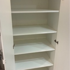 大きめ真っ白なIKEAのキャビネットの画像