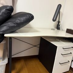 【無料】大阪:デスク椅子セット（ライトと引き出し付き）の画像