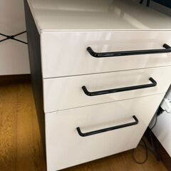 【無料】大阪:デスク椅子セット（ライトと引き出し付き）の画像