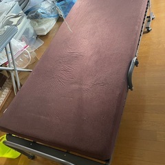 シングル折りたたみベッドとマットレスの画像