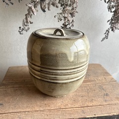 蓋付き壺の画像