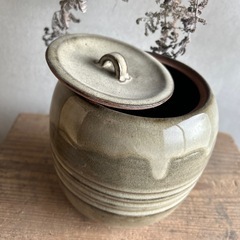 蓋付き壺の画像